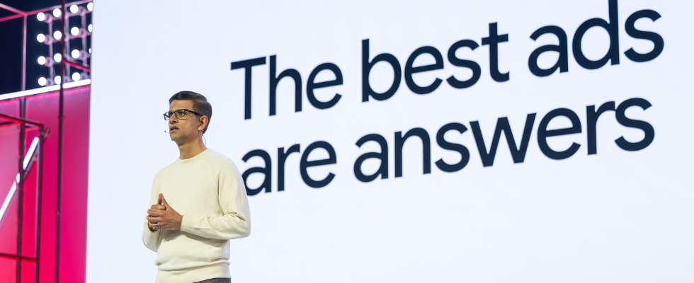 Shashidhar Thakur auf der Google Marketing Live-Bühne
