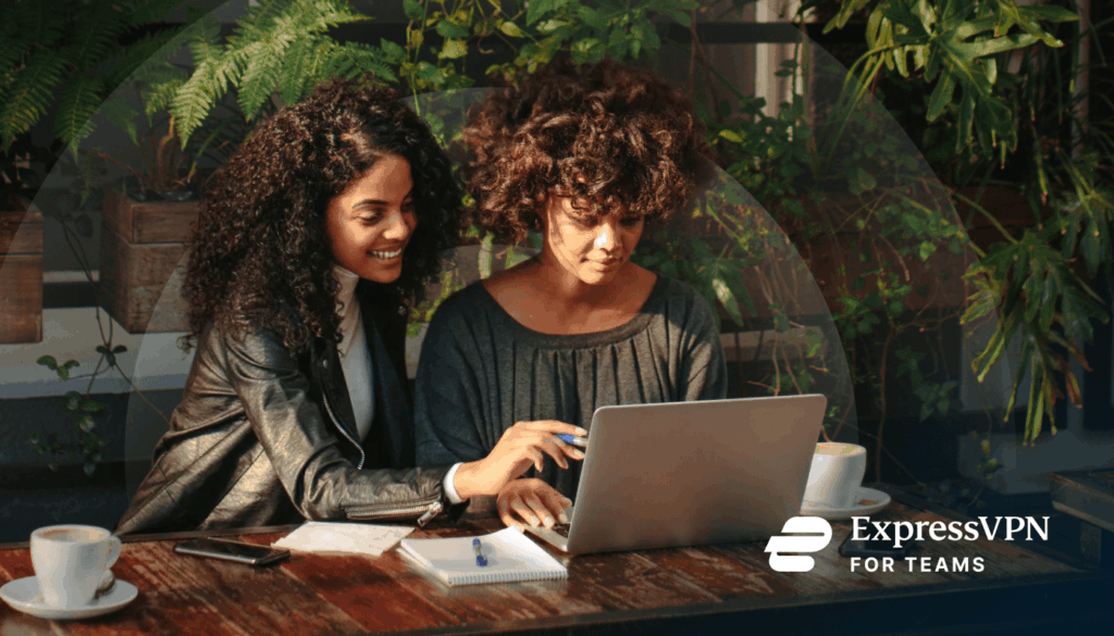 Teams können mit ExpressVPN auf der ganzen Welt sorgenlos arbeiten, © ExpressVPN, zwei Personen vor Laptop an Tisch