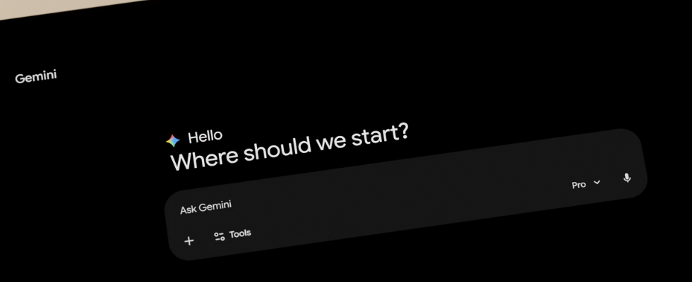 Gemini Interface mit Frage von Google, Gemini-Logo, dunkler Hintergrund