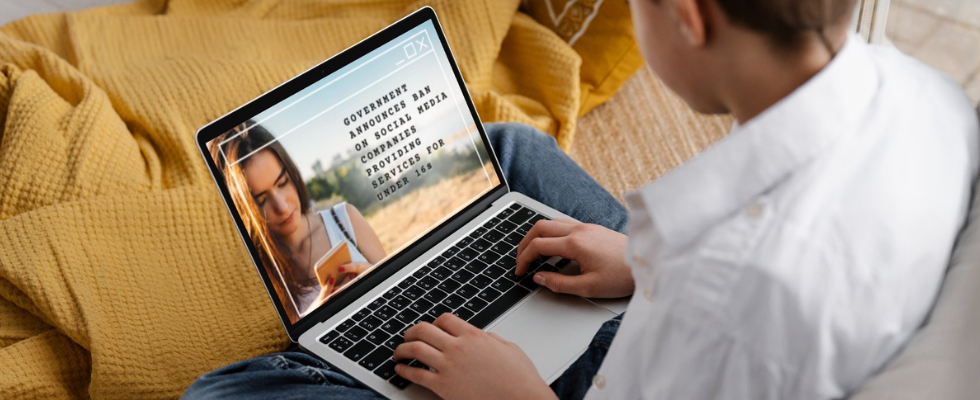 Person vor Laptop mit Text zum Social-Media-Verbot und Person am Smartphone auf dem Screen