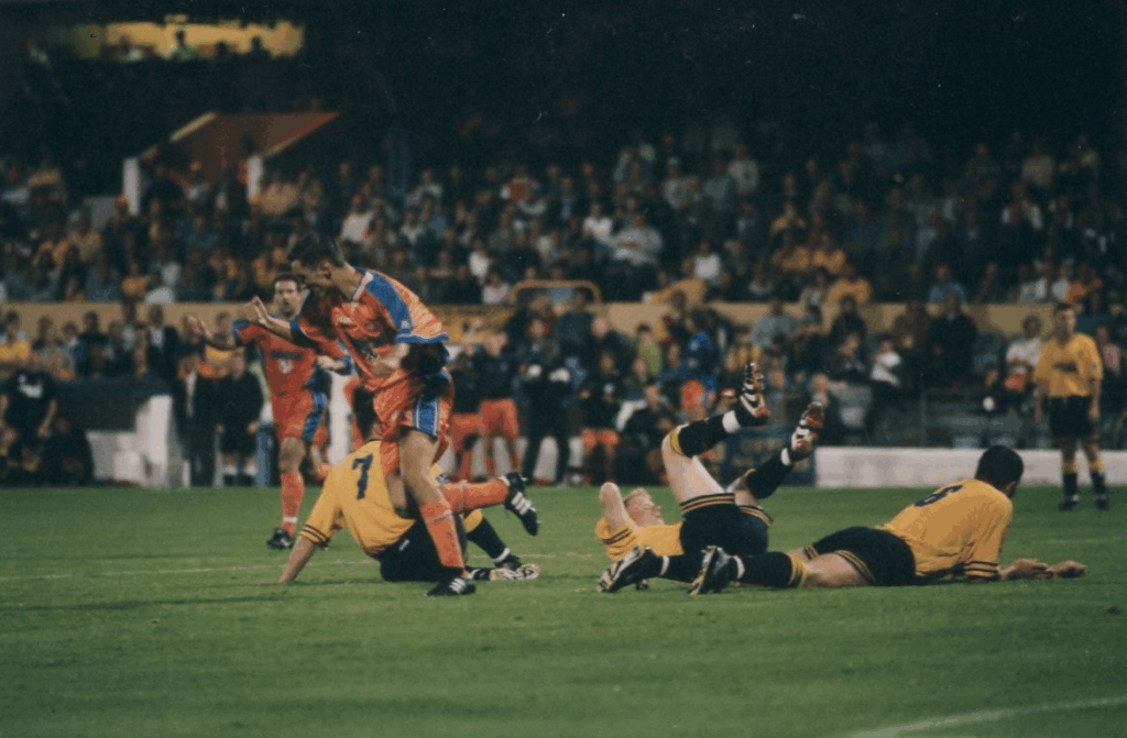 Sean Evers im Jubel in seiner Karriere als Fußballprofi: Nicht jedes Hoch kann anhalten, © Sean Evers, Hatters Heritage