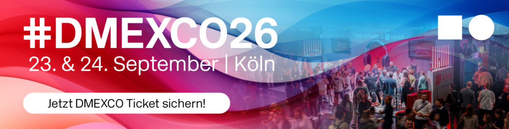 Die DMEXCO 2026 lädt dich ein, die Digitalwelt mitzugestalten, heute, morgen und in Zukunft, © DMEXCO, Koelnmesse, Textzug zur DMEXCO, Personen auf Messegelände, Rot, Blau, Lila als Farbband