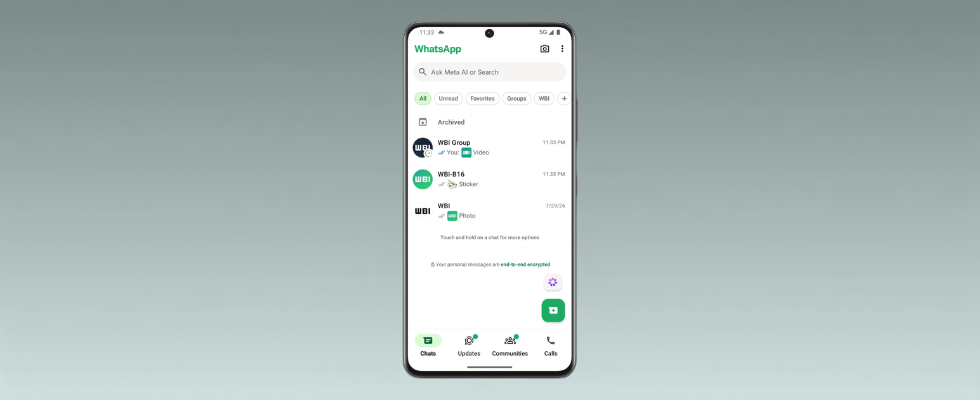 WhatsApp-Chat-Liste mit kleinen Vorschaubildern für Fotos, Videos und Sticker.
