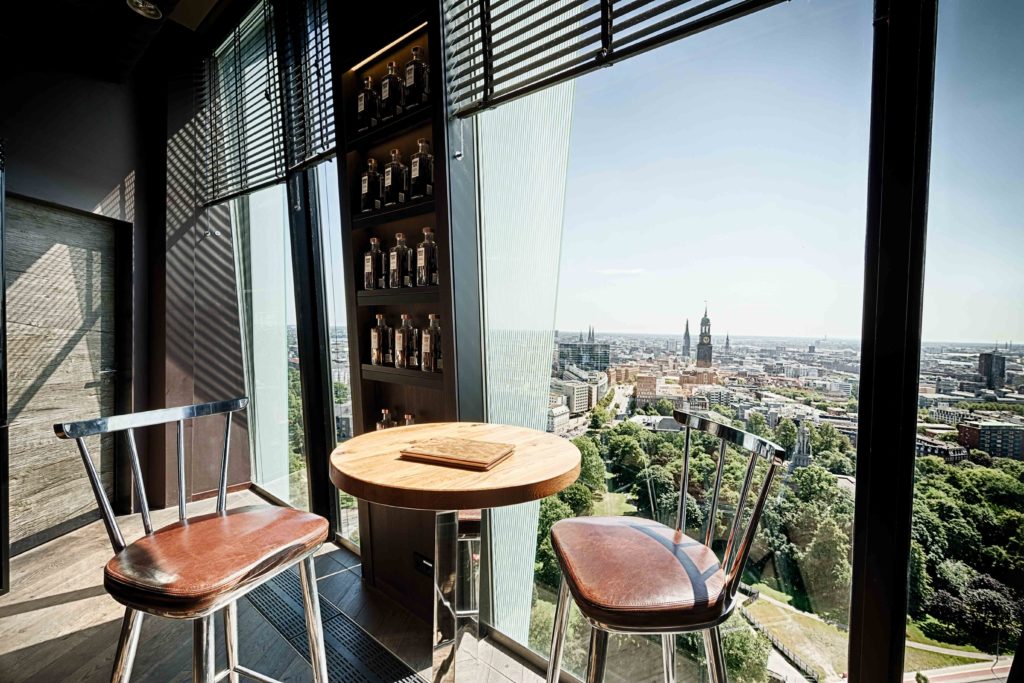 Blick aus dem clouds – Heaven’s Bar & Kitchen über Hamburg mit Michel im Hintergrund.