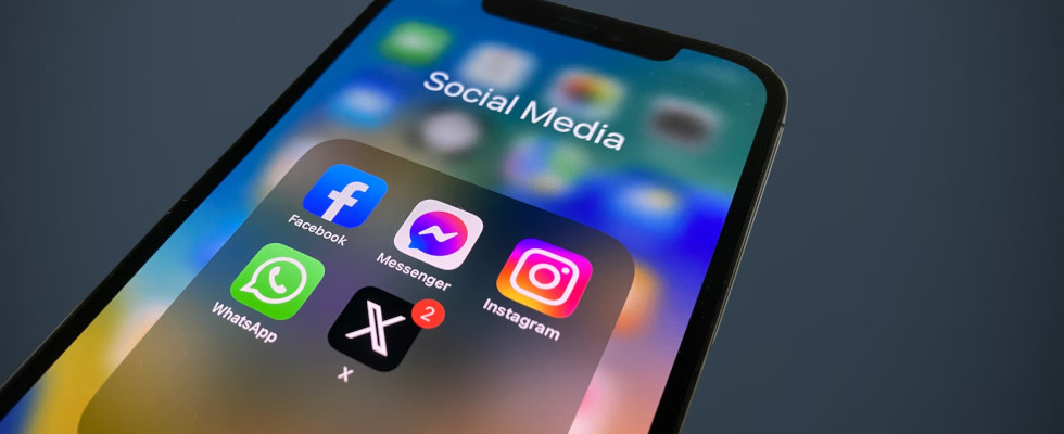 Abbildung eines Smartphones und Verweis zu einem neuen Artikel: Kennzeichnungspflicht: Werbung auf Social Media muss schon im Grid erkennbar sein