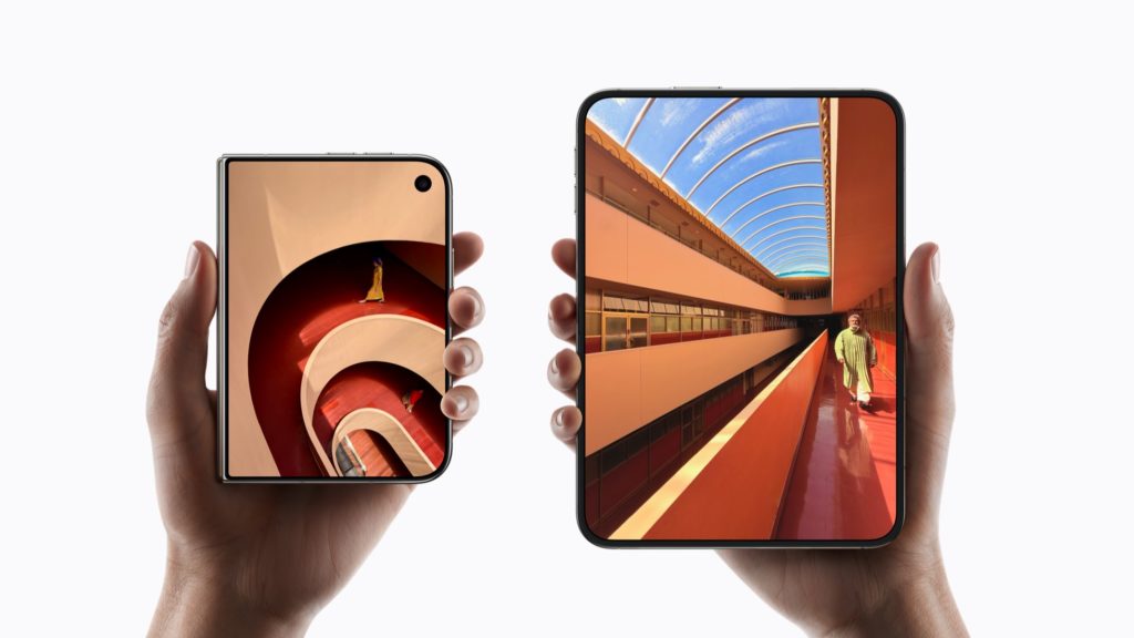 iPhone Duo im Vergleich zwischen geschlossenem 5,4-Zoll-Außendisplay und aufgeklapptem 7,6-Zoll-Innendisplay in zwei Händen.
