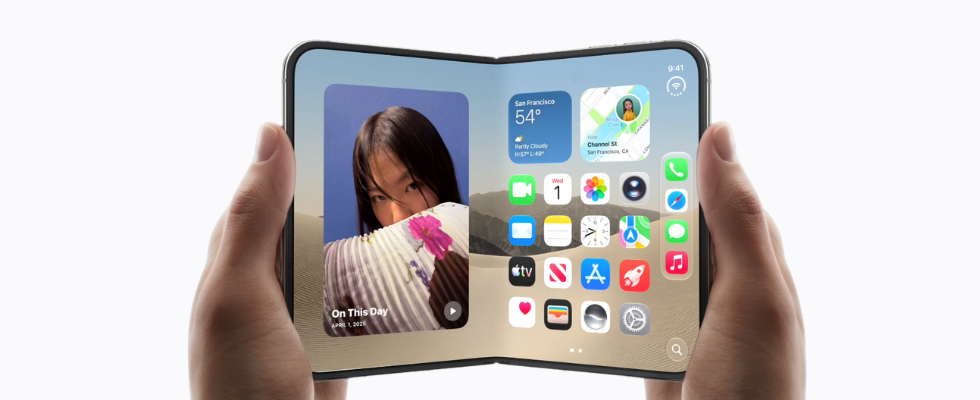 Geöffnetes iPhone Duo mit großem faltbarem Display, gehalten in zwei Händen, mit Widgets, Apps und Fotoansicht auf dem Bildschirm.