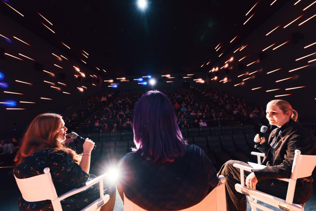 Franziska Knoefel von Weischer moderiert ein Bühnengespräch mit den BookTok Creatorinnen Nathalie Bröske und Meggy Maahs vor Publikum im Kinopolis HafenCity in Hamburg.
