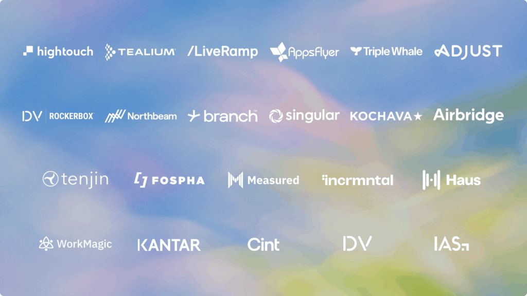Diese Unternehmen unterstützen OpenAI bei der Werbeoptimierung, © OpenAI, Liste von Unternehmen vor Farbverlauf im Hintergrund