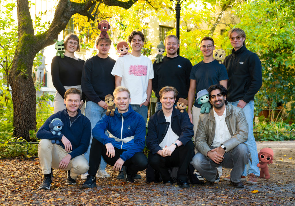 Team des schwedischen KI-Startups Strawberry posiert mit AI-Companion-Figuren im Freien.